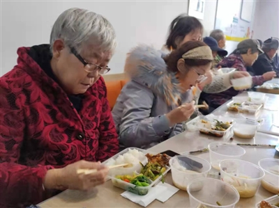 开张首日，不少居民前来用餐。受访单位供图