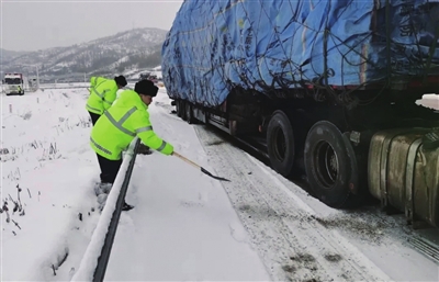 高速交警清理路面积雪。交警部门供图