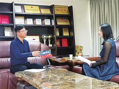 李满虎接受新消息报记者采访。　本报记者   铁志平　摄