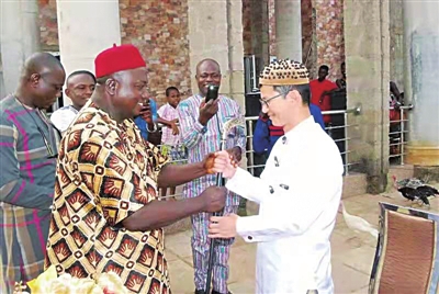 在尼日利亚酋长册封仪式上，李满虎被授权杖。