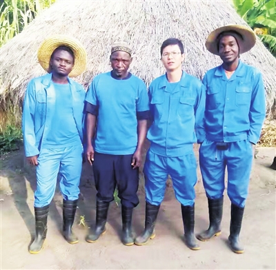     2016年，李满虎在尼日利亚贝努埃州探矿期与当地技术人员一起合影。