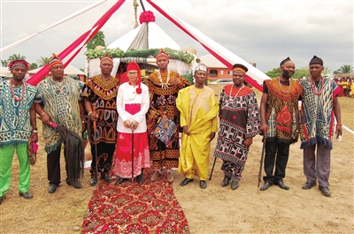     喀麦隆酋长册封仪式上，李满虎和参加仪式的传统文化表演者合影。