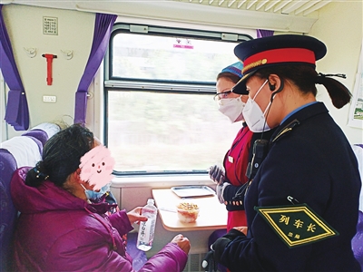 列车工作人员给予认亲女子特别关照。受访单位供图