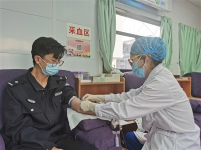 刘泉良正在献血。吴彩华石月江摄影报道