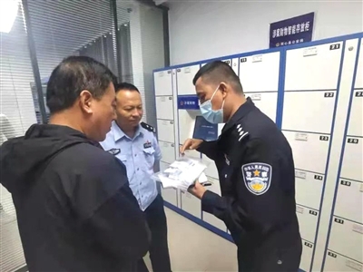 <p>吴忠市公安局民警正在进行执法巡查。本报通讯员　王志刚　摄</p>