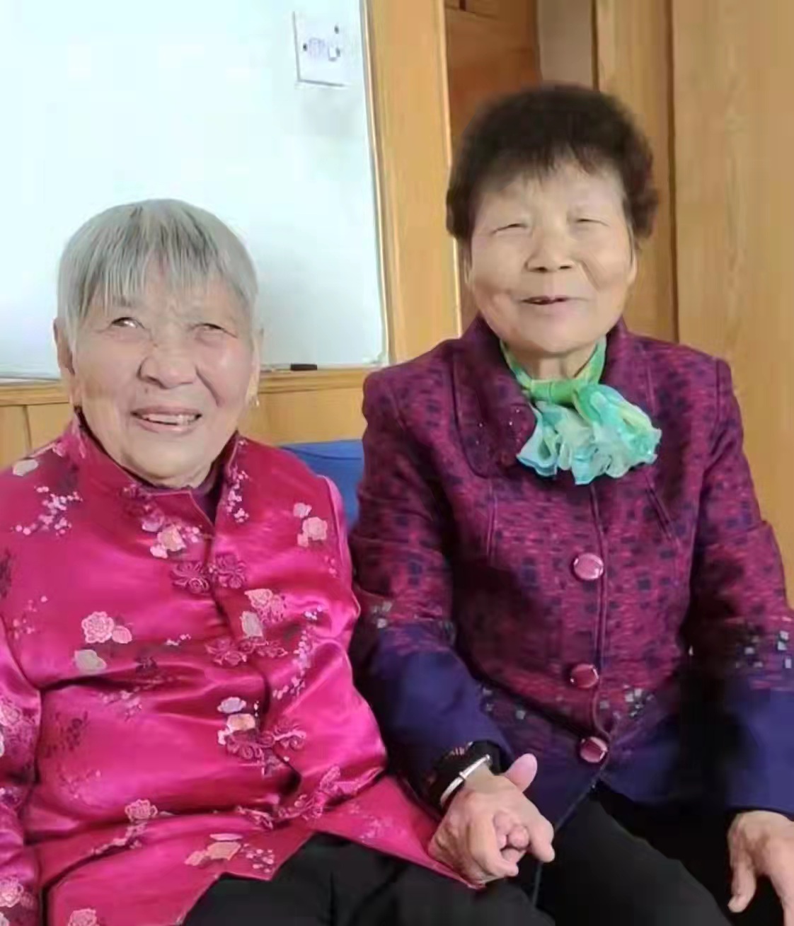 耄耋老人寻到失联50年闺蜜 录视频谢民警