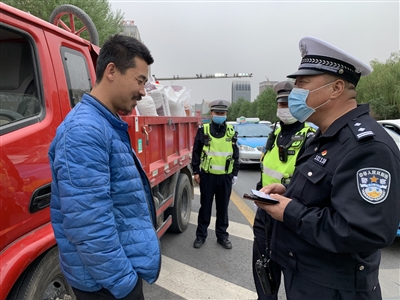 金凤交警一大队疏堵保畅精准 柔性执法暖心