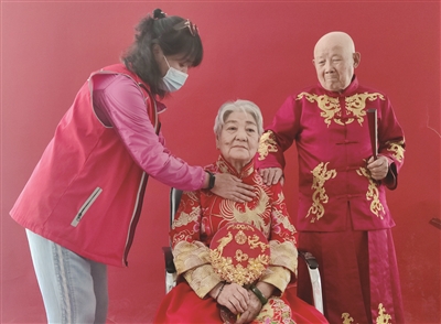 天成社区为老年夫妇记录幸福