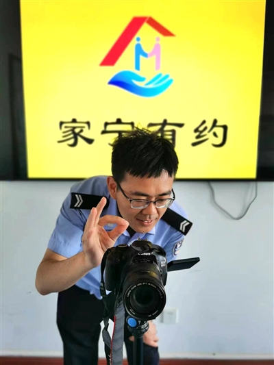     金积派出所民警拍摄《家宁有约》栏目。
    本报通讯员 杨伟 摄