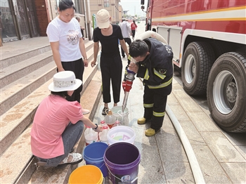 消防员给居民送来了水。消防部门供图