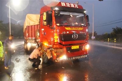 皮卡车雨天闯红灯撞上半挂车