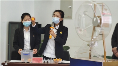 公证人员现场公证。本报记者  张雪梅  摄