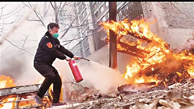 1月5日，吴忠市公交公司公交二队37路驾驶员马宁，在运营过程中发现路边绿化带有明显火势。马宁二话不说停下车冲到绿化带中灭火。经过半个多小时的努力，明火被扑灭。
    马宁说，当时救火时，没有顾及许多，等到火情稳定时，他才发现旁边停放了不少车辆，且一处火源下，就有天然气井盖：“幸好发现得及时，如果大火将周围的落叶及树木烧着，那后果不堪设想。”                      本报记者   黄英   摄