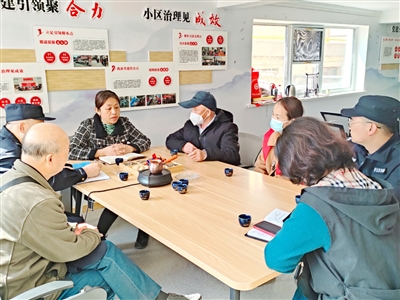 社区召集居民在“罐罐茶”调解室化解矛盾纠纷。