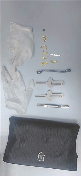     警方缴获的作案工具。