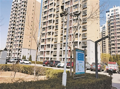 上前城家园23号楼前的这处摄像头，为找出高空抛物“元凶”帮了大忙。