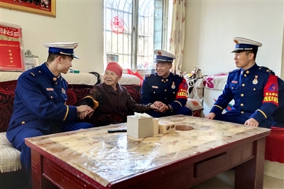 青山特勤消防救援站志愿者上门慰问安凤英。
    （资料图片）