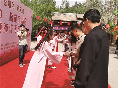 “紫霞仙子”为新人代表颁发结婚证。吴仪  摄