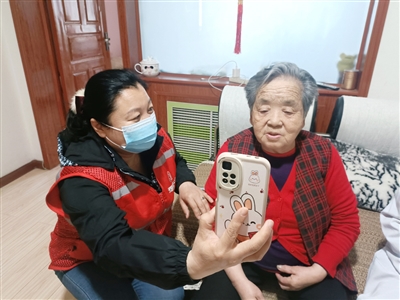 近日，银川市兴庆区玉皇阁北街东方社区网格员在大走访中为老年人进行养老认证。
    本报记者 李毓琛 摄