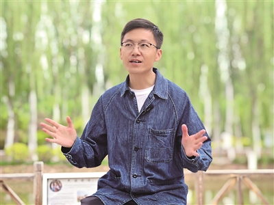 马亮在接受采访。