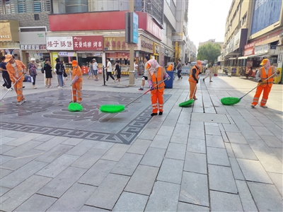     7月24日，高温天气下，环卫工人实行错峰作业。
    本报记者 周昕 摄