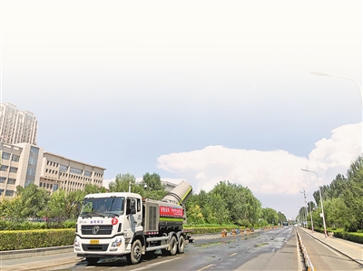     7月24日，银川市环卫处对主街道进行喷雾作业，做好城市降温工作。	本报记者 周昕 摄