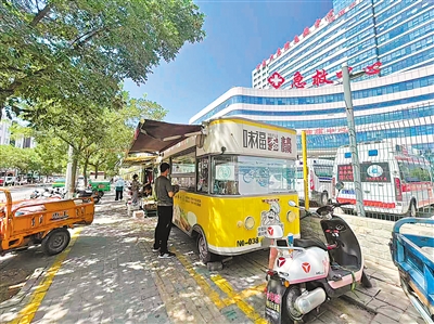     宁夏医科大学总医院南侧的盲道被占用。
