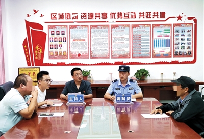 8月30日，在彭阳县白阳镇茹河街社区法官工作室，驻社区法官、社区工作者、社区警务人员共同调解纠纷。