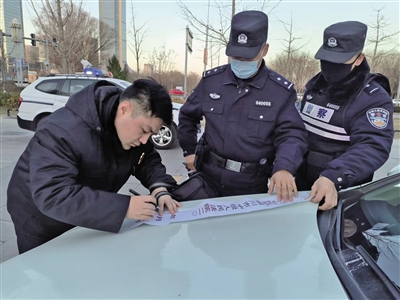根据申请执行人提供的线索，执行人员对被执行人实际使用的车辆予以查封。