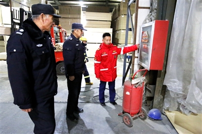 春节来临前，“小水滴”义务消防队帮助园区企业排查消防安全隐患。