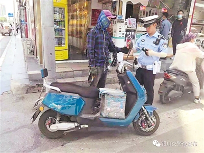 <p>　　外卖骑手未佩戴安全头盔。（银川交警提供）</p>