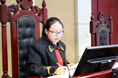 <p>　　法院法官冯芳在审案中。</p>