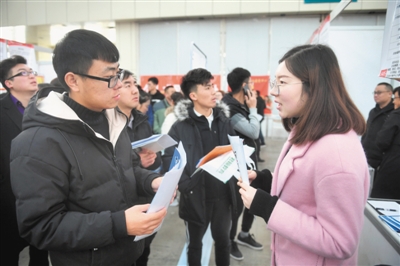 <p>　　科技、IT、金融、教育等行业备受求职者关注。　　　　　　　　　　　　　　　　　　　　　　　　　　　　　　　　　　　　　　　　　　　本报记者　马楠　摄　　</p>