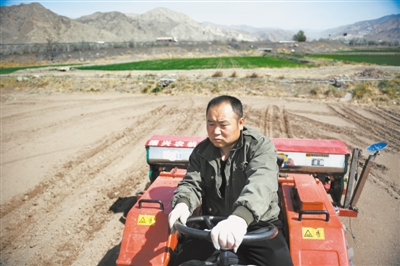 <p>　　吴彦海驾驶播种机在田间作业。　　本报记者　马楠　摄</p>