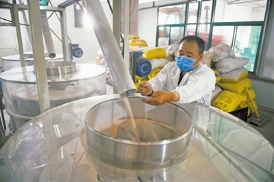 <p>　　用低速低温的石磨研磨面粉保留了小麦的营养成分。</p>