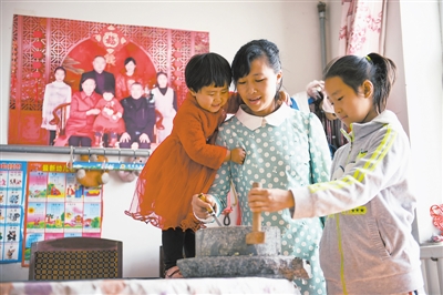 <p>　　魏进（中）每逢周末都会用家中的石磨为孩子们做豆浆。</p>