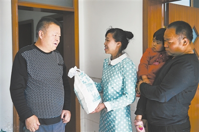 <p>　　夫妻俩上门推销石磨面粉。</p>