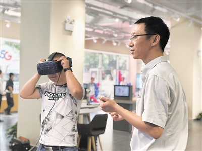 <p>　　一位市民在体验5G云VR。　　　　　　　　　本报记者　张唯　摄</p>