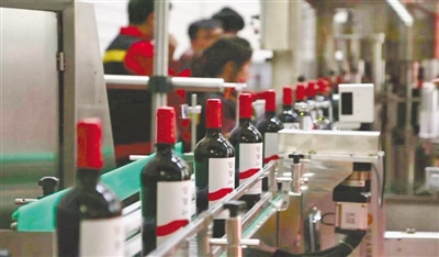 <p>　　贺兰红酿造车间。</p>