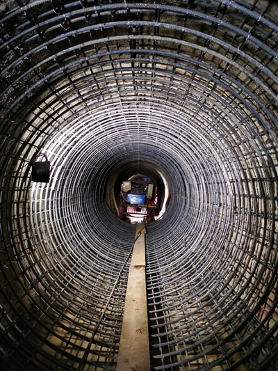 <p>　　固原市黄河水调蓄工程输泄水隧洞二衬钢筋骨架焊接施工现场。（图片由项目组提供）</p>