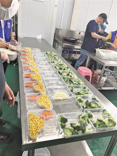 <p>　　宁夏启晟海鳌汇中央厨房的配菜间内，工作人员正在为方便小菜配菜。</p>