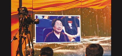 <p>　　林月婵讲述闽宁对口扶贫协作机制的建立。</p>