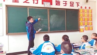 <p>　　厦门大学研究生支教团队员在上课。</p>