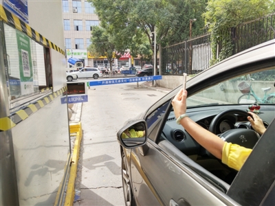 车主在金凤万达停车场出口扫码交费。本报记者 张雪梅 摄