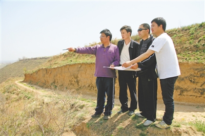 <p>马文辉（左二）与同事在沿线实地勘测，反复求证核实以确定最优方案。　（图片由中铁一院提供）</p>