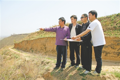 <p>　　马文辉（左二）与同事在沿线实地勘测，反复求证核实以确定最优方案。　　　　　（图片由中铁一院提供）</p>