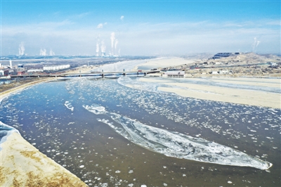 <p>　　1月3日，无人机拍摄的黄河石嘴山段流凌。　　　　　　　　　　　　　　　　　　　　　　　　　　　　　　　　　　　　　　　　　　　　　　　　　　　　　　　　　　　　　　　　　　　　　　　　　　　　　　　　　　　　　　　　　　　　　　　　　本报记者　左鸣远　摄</p>