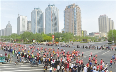 <p>　　银川国际马拉松赛现场。（资料图片）本报记者　王晓龙　摄</p>