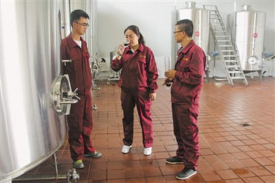 <p>王玲（中）和工作人员试酒。　（图片由受访者提供）</p>