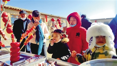 <p>游客在水洞沟景区参加冰糖葫芦节。</p>